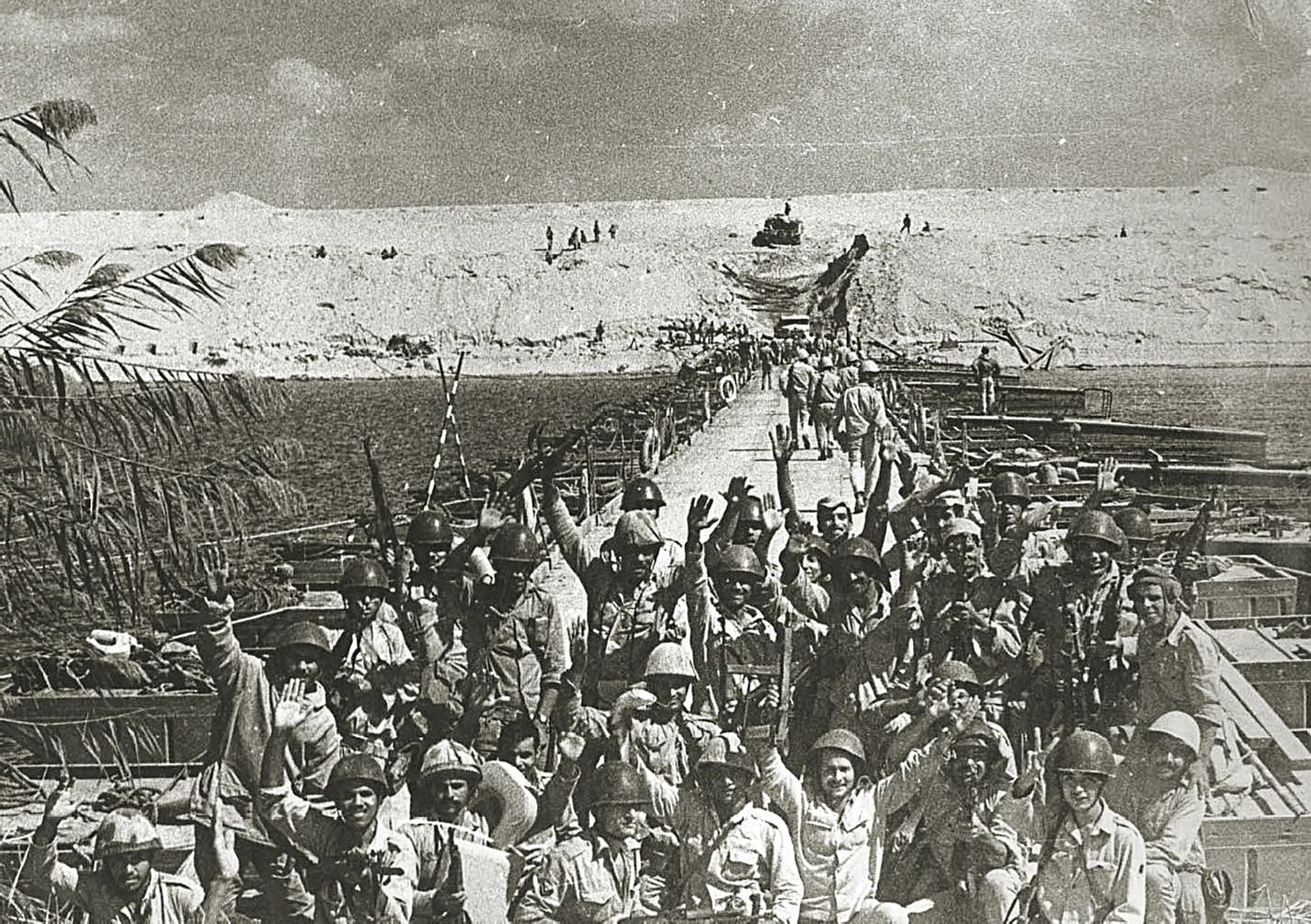 جنود مصريون على جسر عائم فوق القناة أثناء العبور، أكتوبر ١٩٧٣.