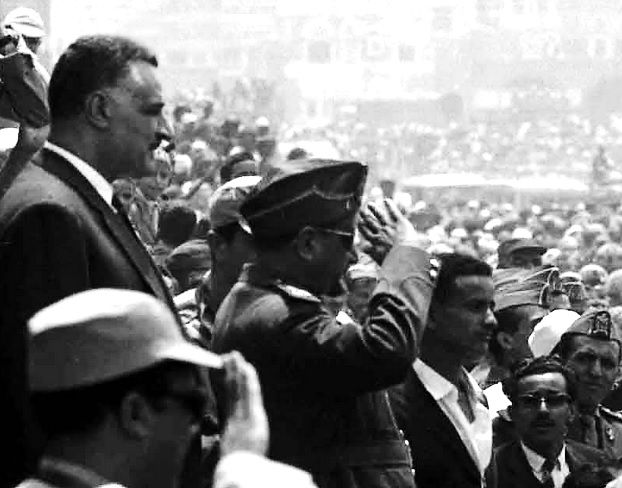 يمينًا: قوات مصرية في صنعاء. يسارًا: عبد الناصر (واقفًا إلى اليسار) يستقبله اليمنيون في زيارته لصنعاء، أبريل ١٩٦٤، وأمامه الرئيس اليمني عبد الله السلال يؤدي التحية.